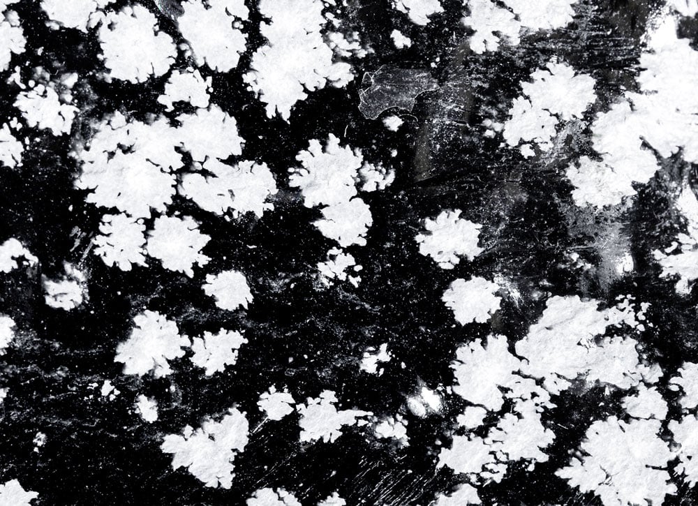 Pierre obsidienne neige avec inclusions blanches de cristobalite - histoire millénaire de ce verre volcanique utilisé depuis 4000 ans
