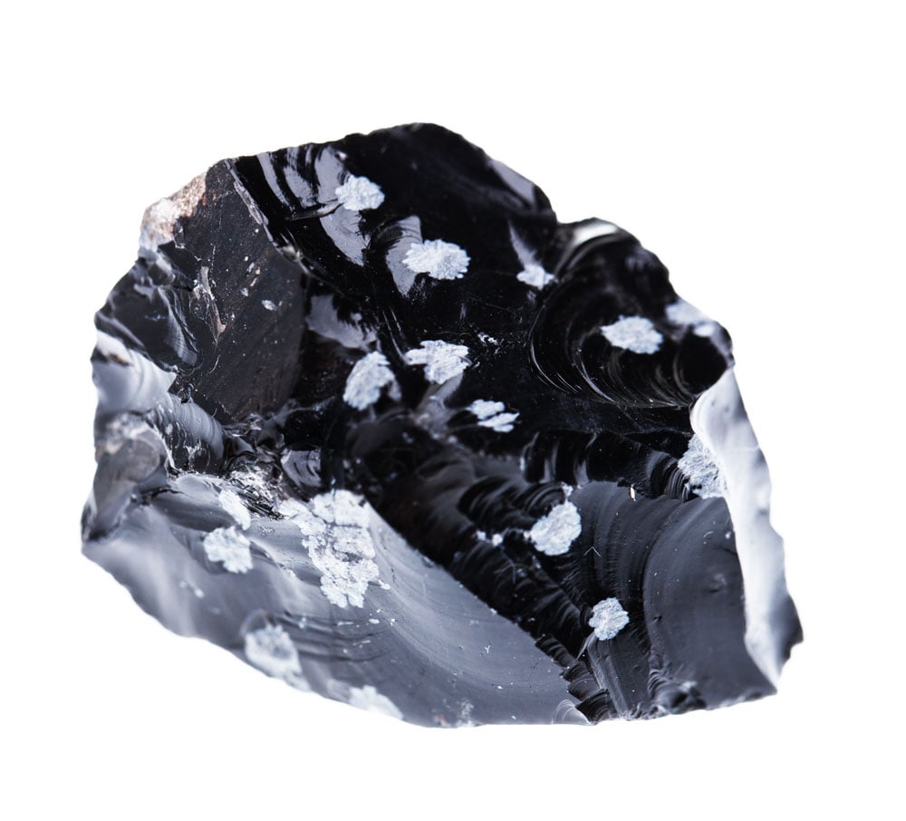 Obsidienne flocon de neige brute avec motifs blancs sur fond noir - origine volcanique et composition en silice et cristobalite