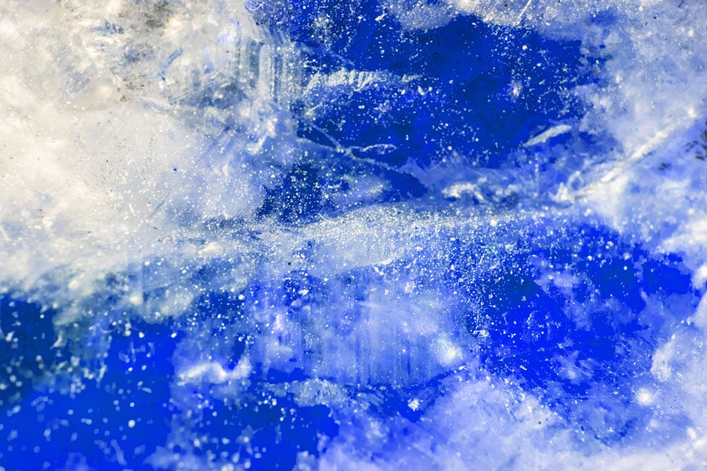 Histoire du quartz bleu — cristal rare aux inclusions de magnésioriebeckite