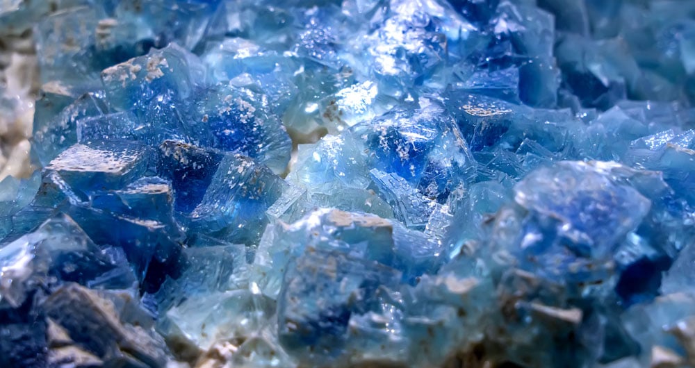 Origine et composition du quartz bleu — SiO₂ avec inclusions d'amphibole bleue