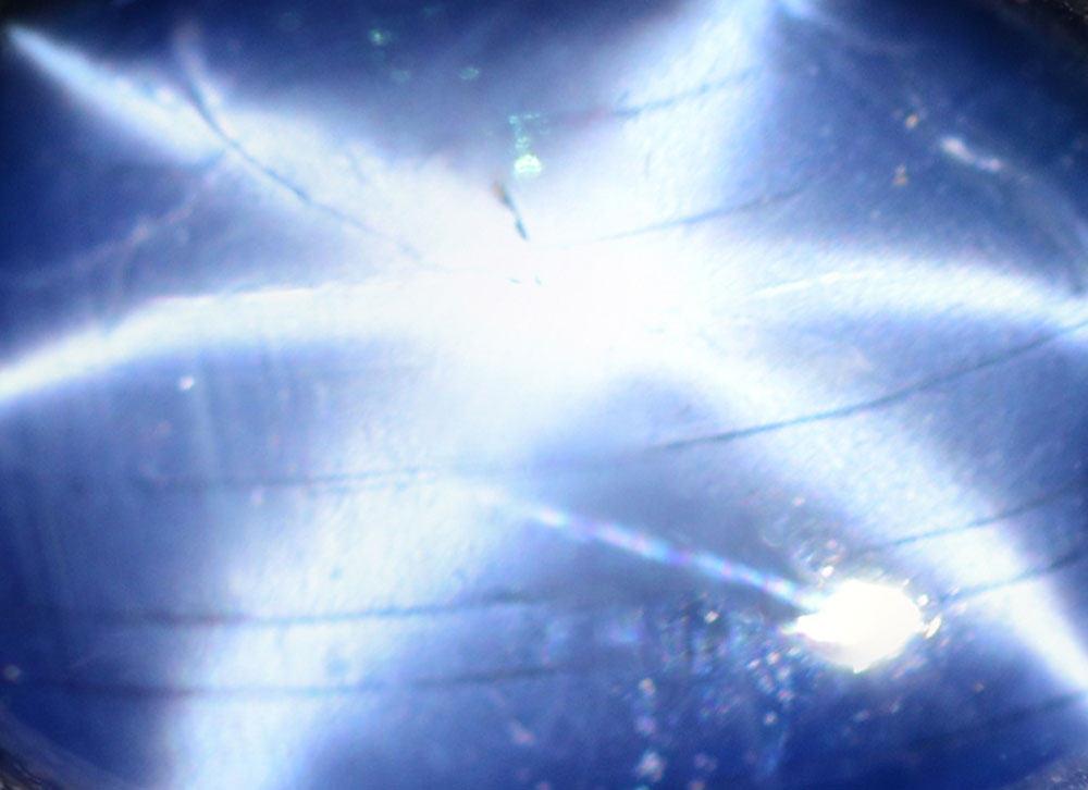 Saphir étoilé bleu avec étoile à six branches lumineuse — talisman de voyage de l'Antiquité aux explorateurs