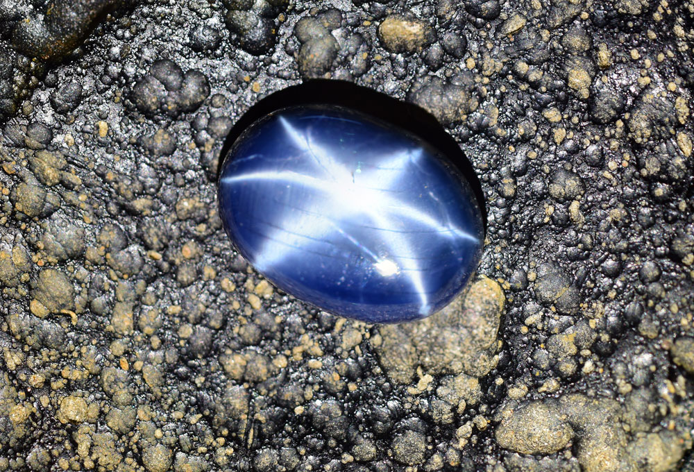 Corindon étoilé bleu Sri Lanka Ratnapura — origine saphir étoilé astérisme rutile