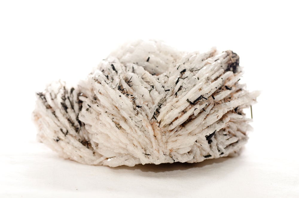 Albite Cleavelandite en lames blanches laiteuses - origine pegmatite Brésil Madagascar, composition NaAlSi₃O₈