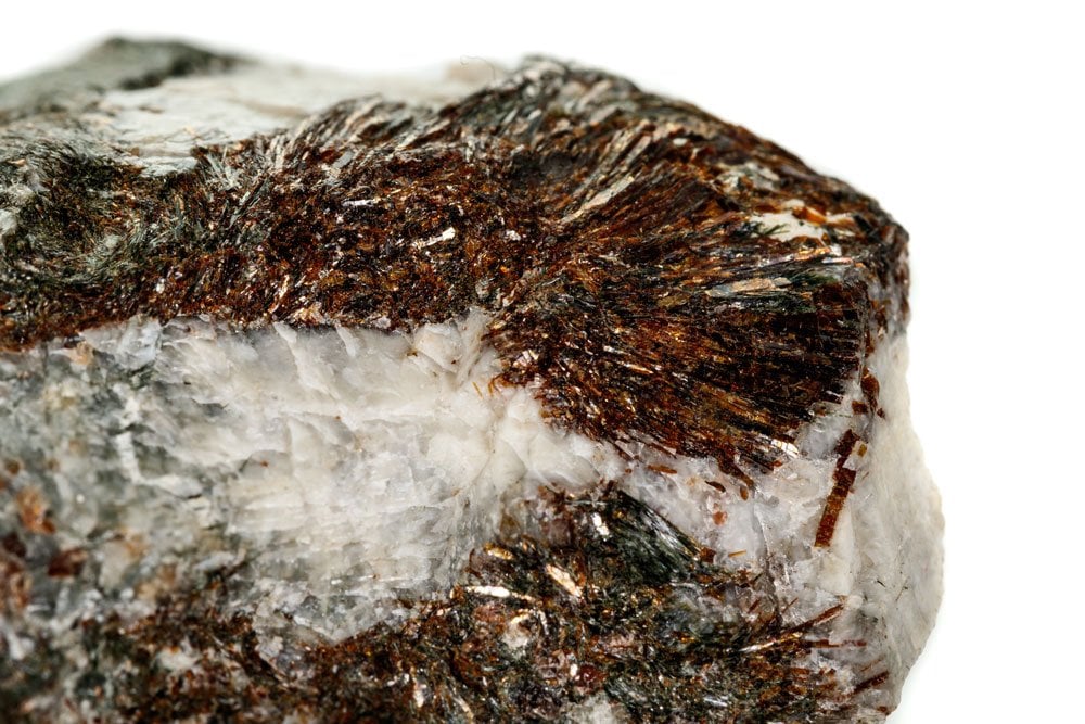 Astrophyllite polie du Groenland - éclat submétallique doré, gisements Norvège Russie Canada