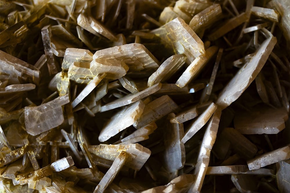 Cristaux tabulaires blancs translucides de barytine, montrant la structure cristalline orthorhombique caractéristique et la densité exceptionnelle