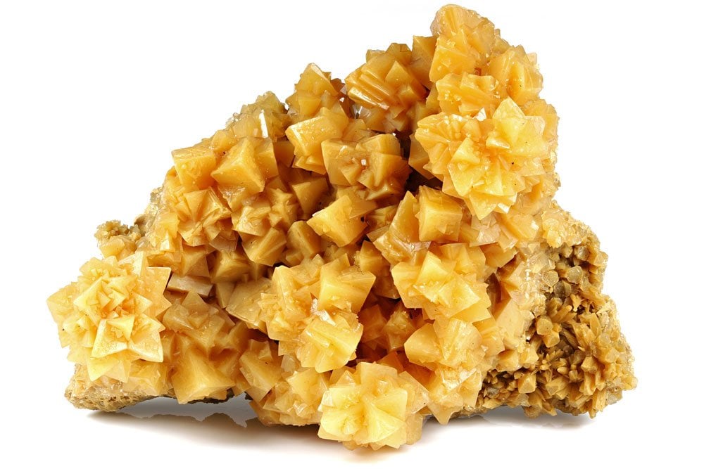 Cristal de calcite jaune doré sur matrice — origine géologique et composition de la calcite jaune