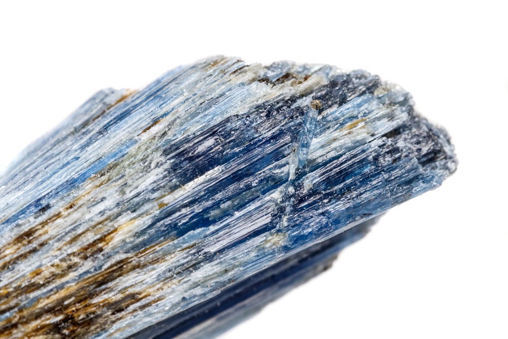 Cristaux bruts et polis de disthène bleu - composition Al₂SiO₅ silicate d'aluminium, anisotropie remarquable