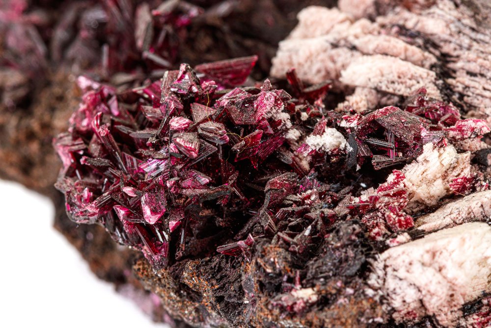 Cristaux d'érythrine rose vif rouge cramoisi cobalt - Fleur de Cobalt histoire minéralogique française Chalanches Isère