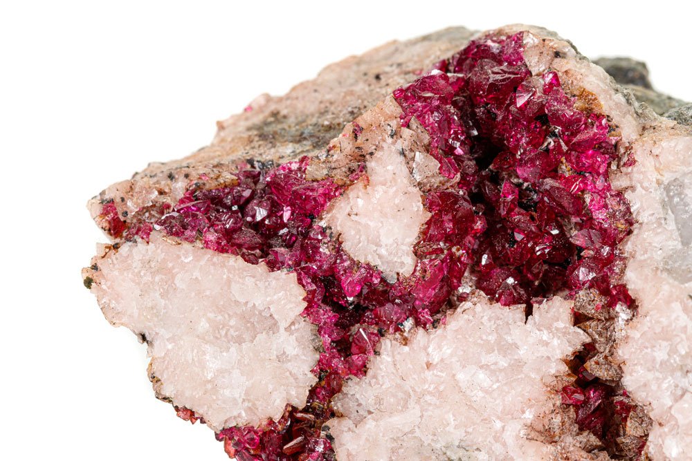 Érythrine cristallisée gisement Maroc Bou-Azzer couleur rose rouge cobalt origine composition arséniate