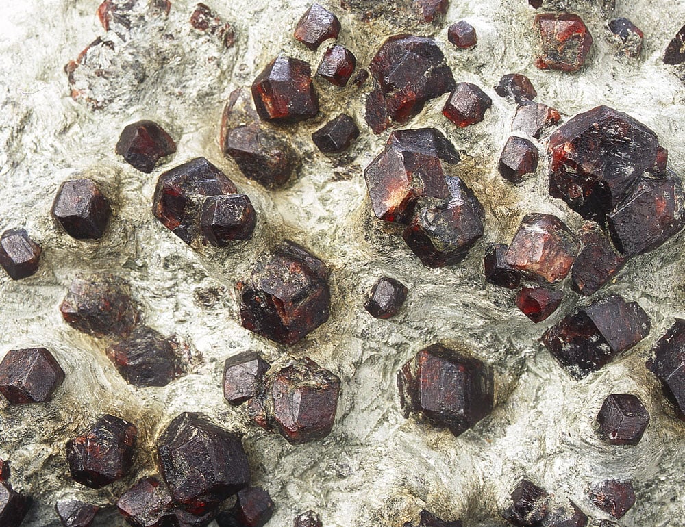 Grenat almandin cristaux rouges profonds - histoire depuis l'Antiquité romaine et traditions nordiques viking