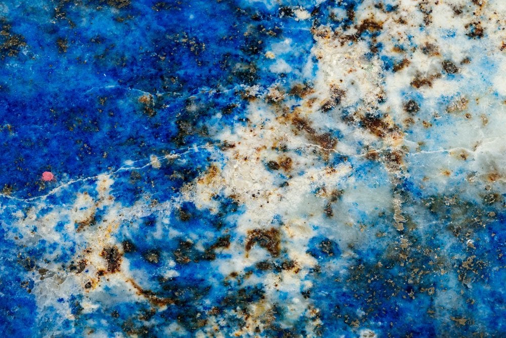 Pierre lazurite cristal bleu outremer intense - histoire pharaonique pigment Renaissance ultramarin