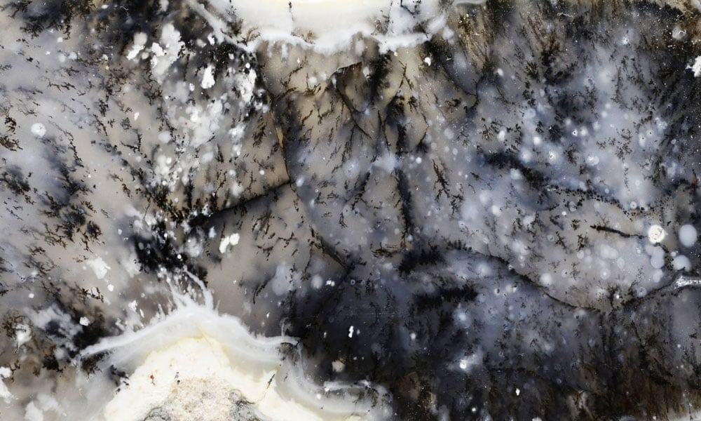 Pierre merlinite brut aux motifs dendritiques noir et blanc - histoire et lien avec Merlin l'Enchanteur