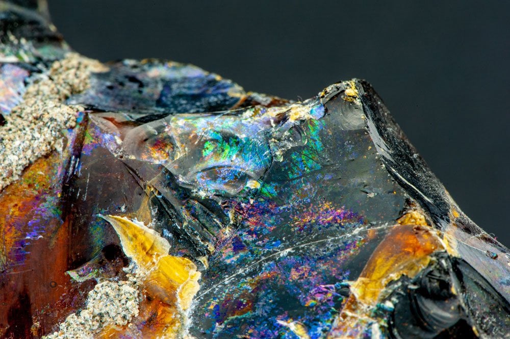 Obsidienne arc-en-ciel mexicaine avec reflets irisés bleus verts jaunes - gisements volcaniques