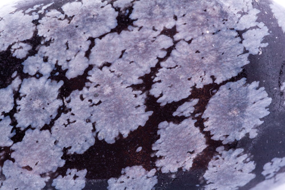 Pierre obsidienne mouchetée - flocons blancs sur fond noir - histoire aztèque et romaine