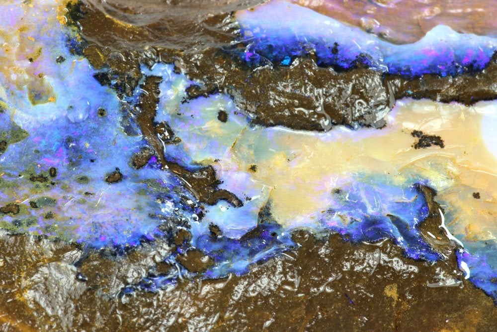 Opale d'Australie brute - jeu de couleurs arc-en-ciel, histoire légendaire depuis l'Antiquité romaine