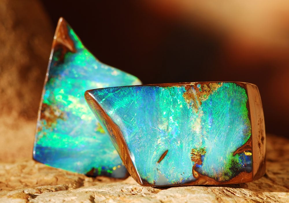 Opale boulder d'Australie Queensland - variegated multicolore sur matrice ferrugineuse, origine et composition