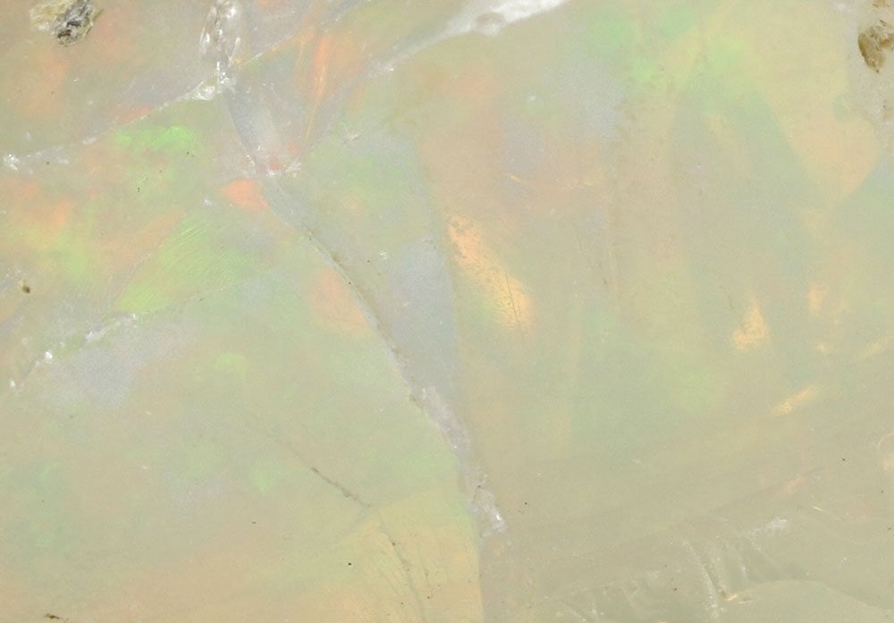 Opale blanche brute - jeux de couleurs arc-en-ciel, histoire depuis l'Antiquité romaine