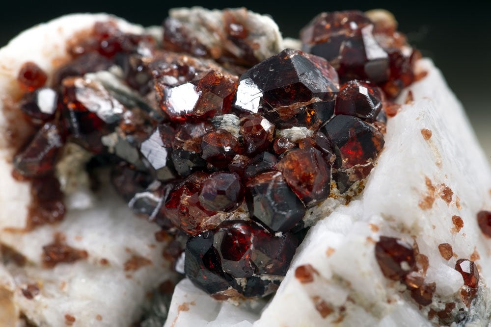 Histoire de la rhodolite — grenat rose-pourpre utilisé depuis l'Antiquité égyptienne et romaine comme talisman protecteur et pierre de bijouterie