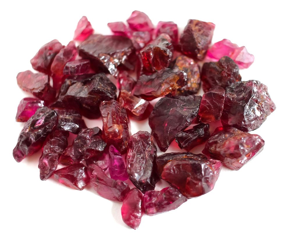 Propriétés et vertus de la rhodolite en lithothérapie — grenat rose d'amour, d'intuition et de guérison émotionnelle agissant sur le chakra du cœur