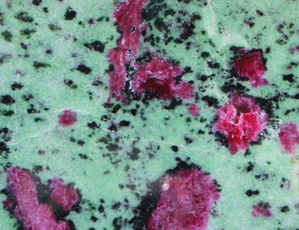 Histoire et origines de la pierre rubis zoïsite anyolite — lithothérapie et minéralogie