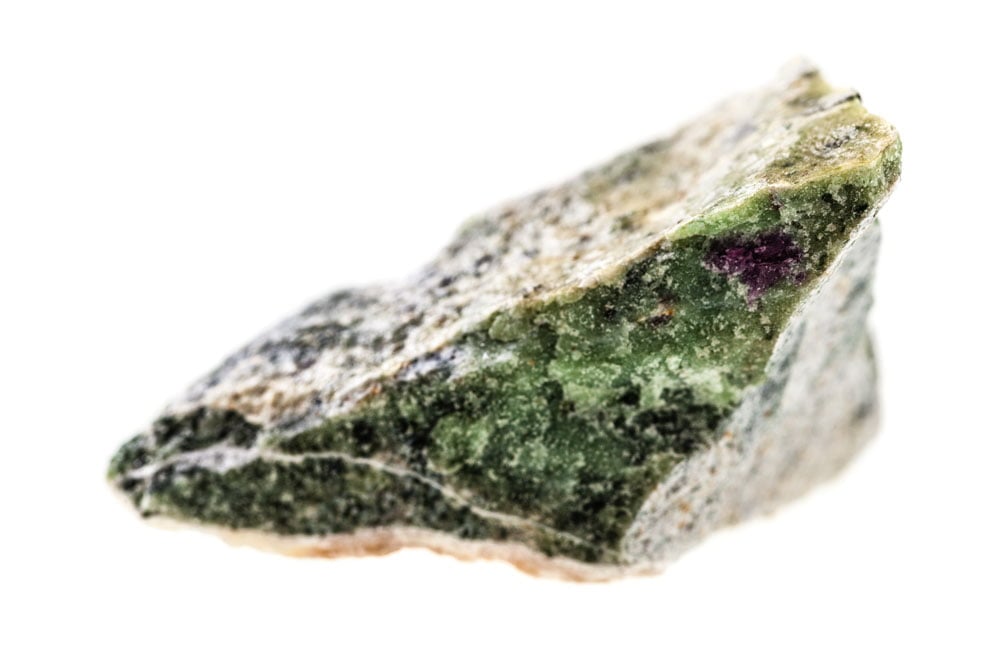 Origine et composition du rubis zoïsite — zoïsite verte avec inclusions de rubis rouge et hornblende noire