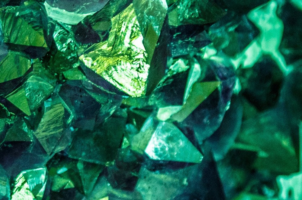 Saphir vert brut cristallin - gemme corindon, histoire depuis l'Asie ancienne et traditions bouddhistes