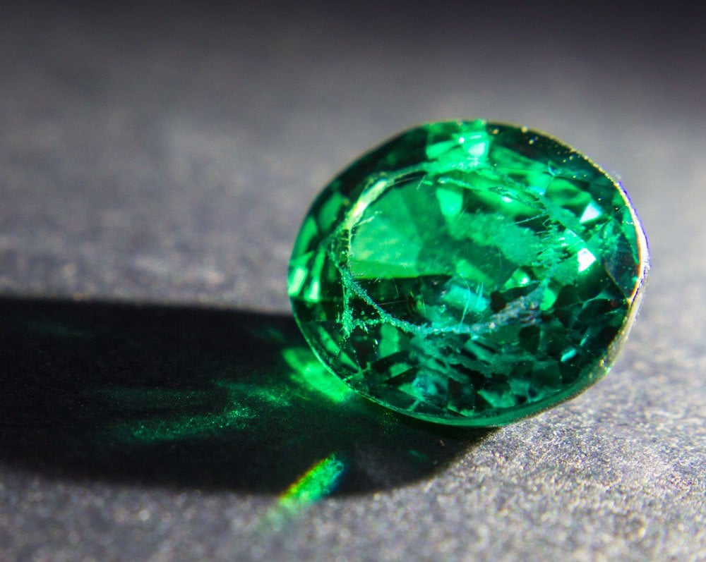 Saphir vert naturel brut - gisement Sri Lanka Australie, corindon, composition oxyde d'aluminium