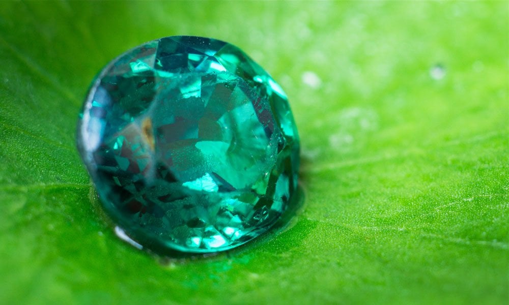 Saphir vert poli et travaillé - vertus apaisantes, harmonie, équilibre émotionnel et clarté mentale