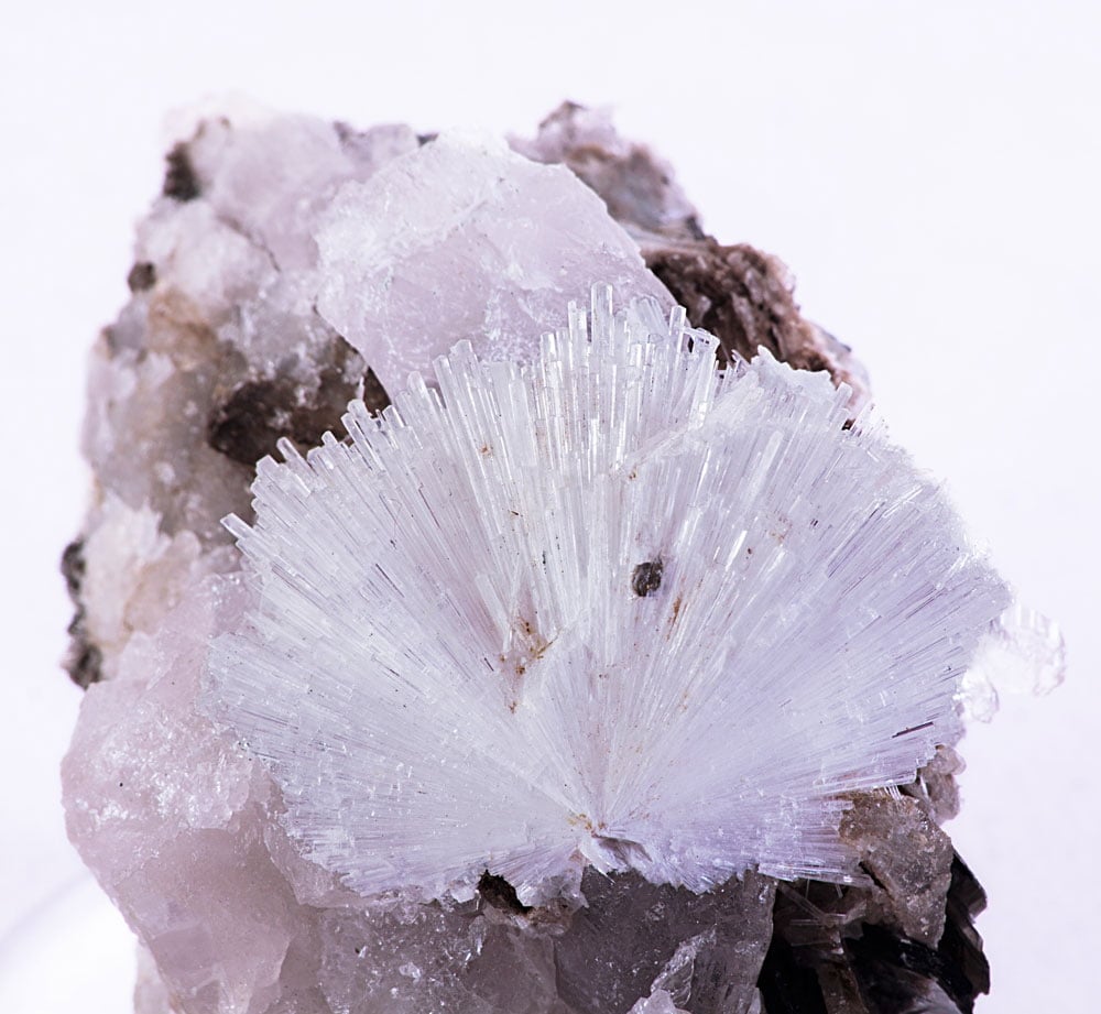 Cristaux prismatiques de scolécite incolores en gerbe rayonnante — composition aluminosilicate de calcium