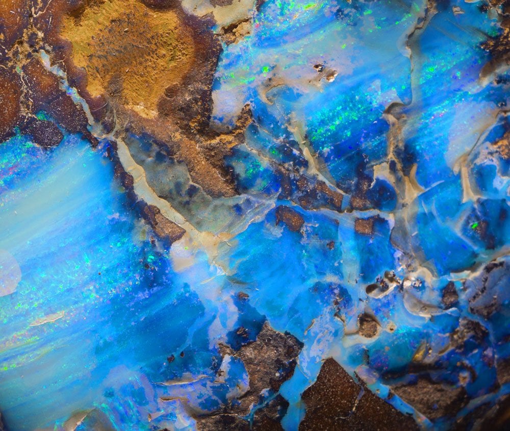 Pierre opale noble brute et polie — histoire et origine, reine des gemmes iridescentes