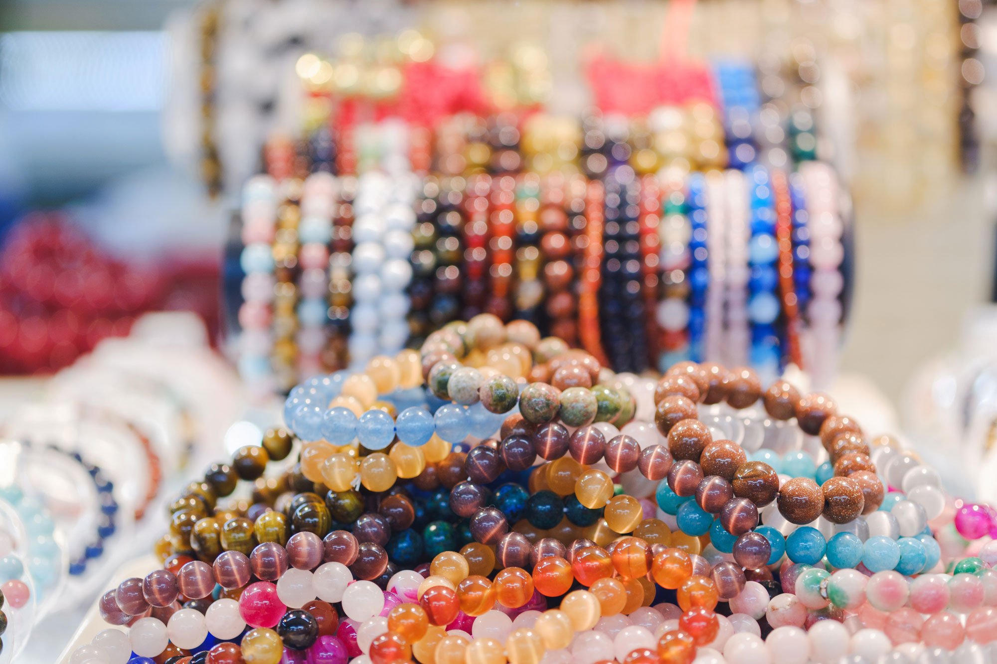 comment-porter-des-bracelets-en-cristaux
