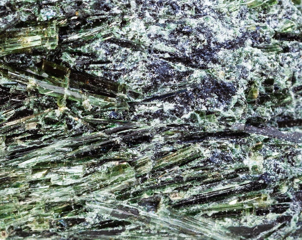 Pierre actinote verte radiée et fibreuse - histoire ancienne Chine impériale Taoïsme traditions spirituelles
