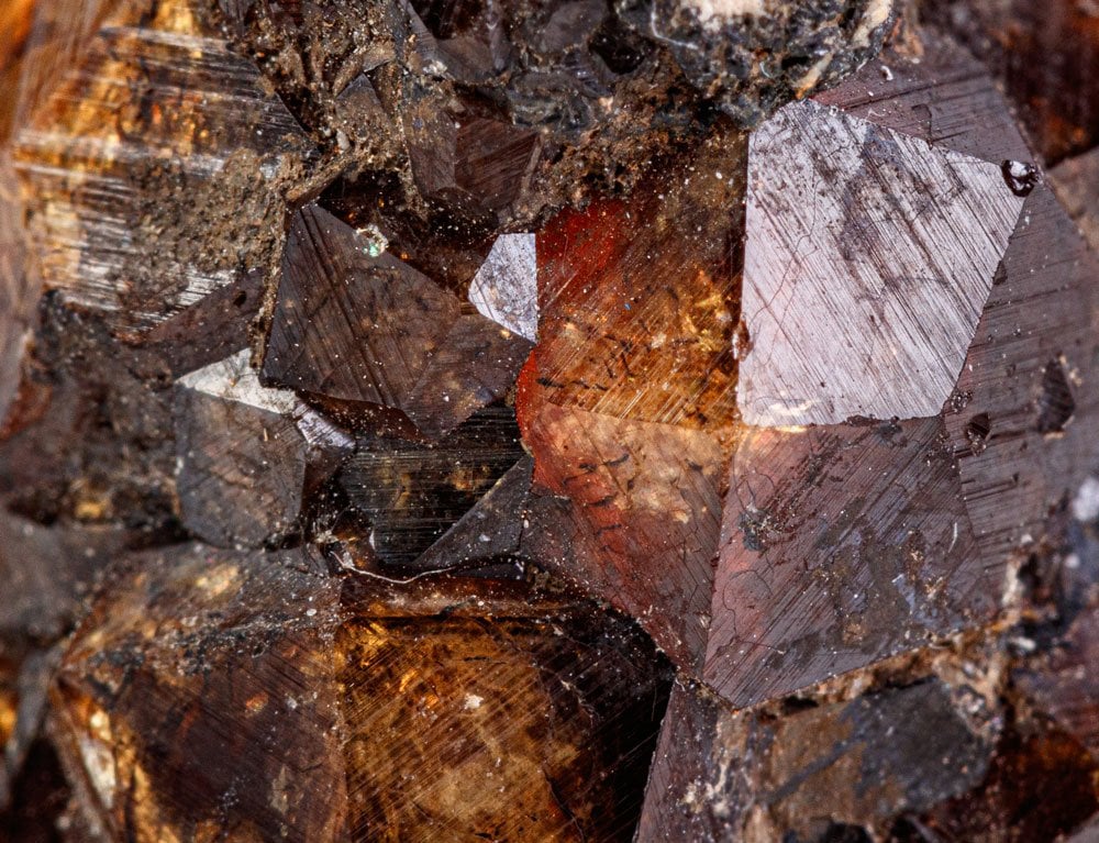 Pierre almandin brut rouge profond - histoire depuis Alabandes en Asie Mineure, centre antique de taille de grenats