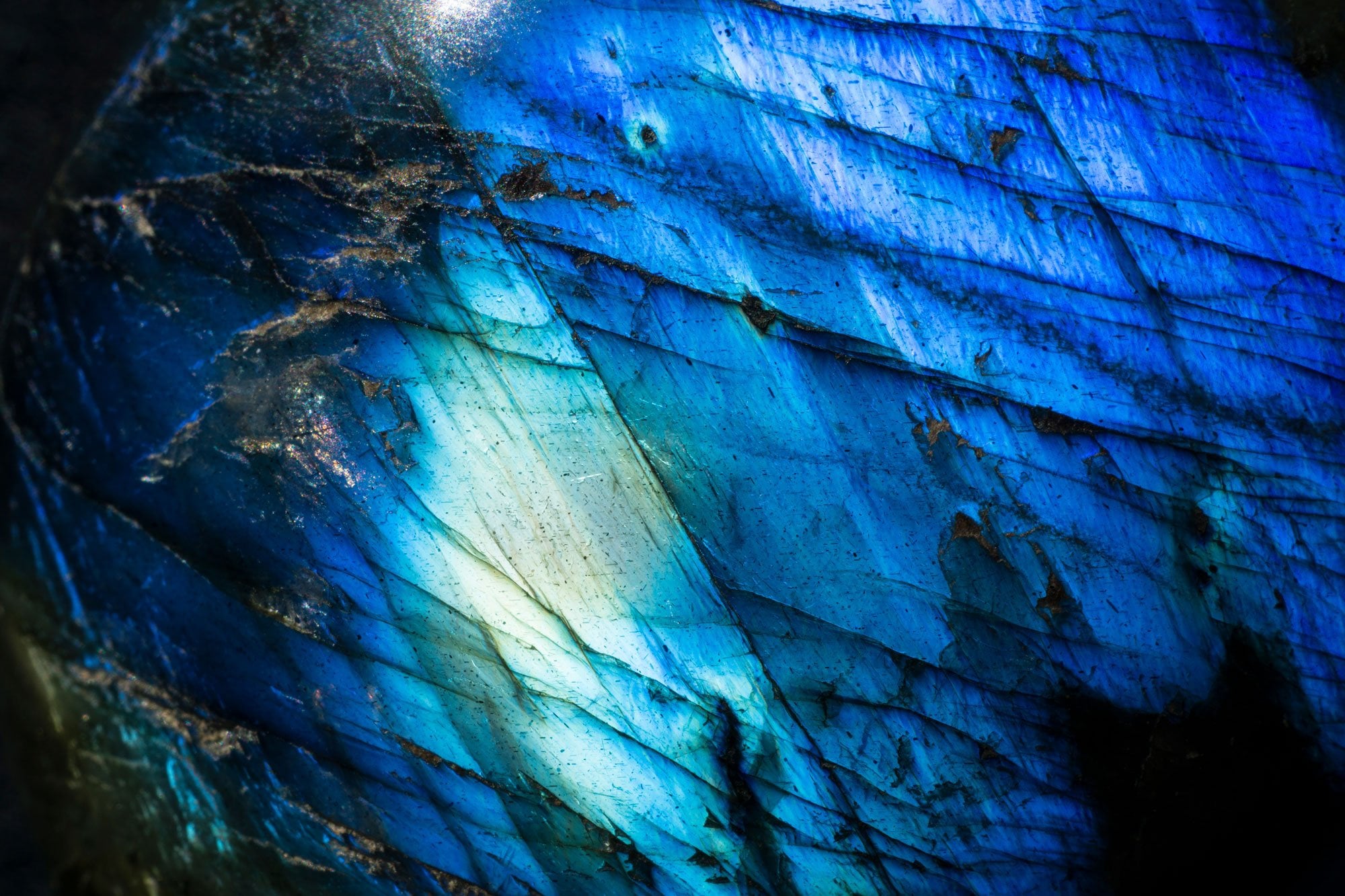 Histoire de la pierre de lune bleue — gemme sacrée à adularescence bleue argentée, pierre d'Aphrodite et de la féminité lunaire