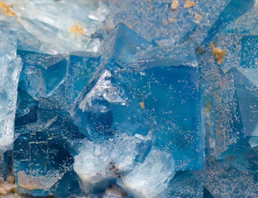 Fluorite bleue cristallisée en cubes parfaits - pierre historique des Romains et Grecs, spath fluor brillant