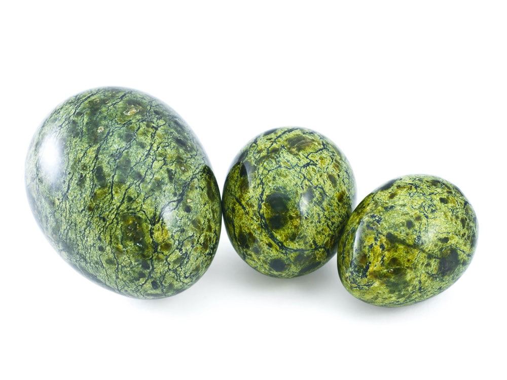 Roche ophite verte foncé avec cristaux de pyroxène visibles - origine géologique Pyrénées