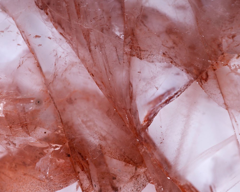 Quartz hématoïde brut avec inclusions d'hématite rouges - histoire et traditions minéralogiques