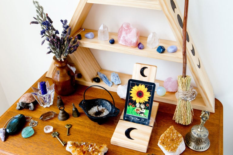 creer-un-autel-de-cristal-vegetal-pour-meilleures-vibrations-avec-la-protection-la-richesse
