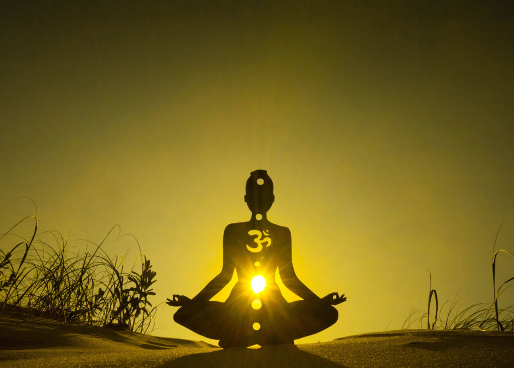 equilibrer-le-chakra-plexus-solaire-avec-un-cristal-rituel-a-suivre