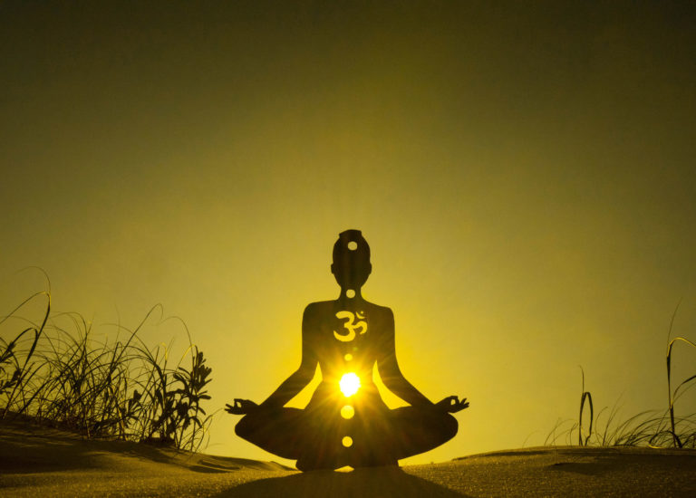 equilibrer-le-chakra-plexus-solaire-avec-un-cristal-rituel-a-suivre