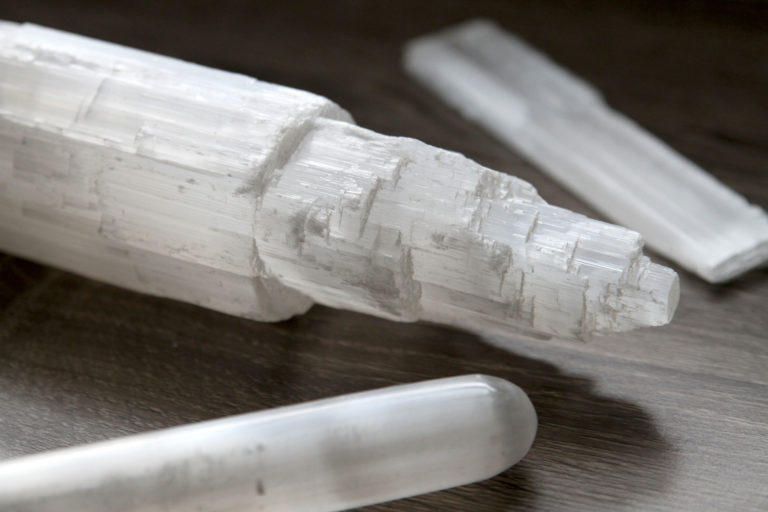 pierre-selenite-cristal-chasseur-de-mauvais-esprits