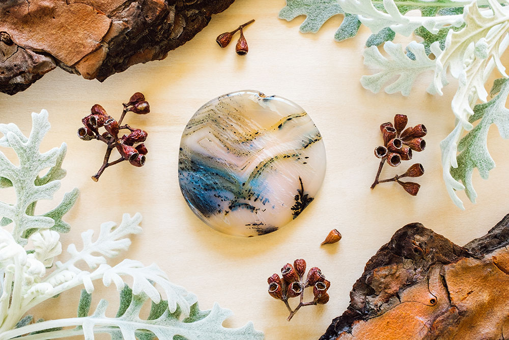 Agate dendritique blanche avec motifs arborescents noirs - histoire depuis l'Antiquité romaine et protection marine