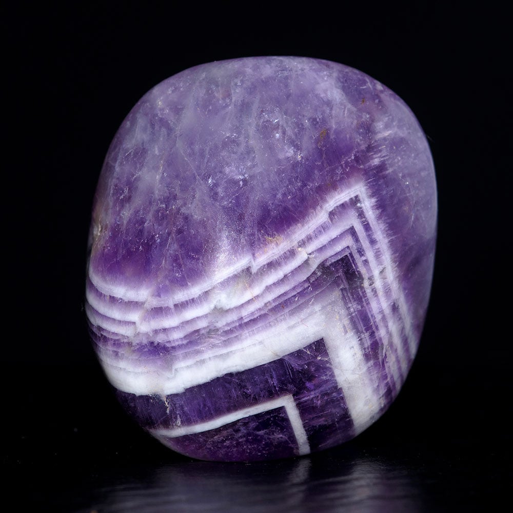 Améthyste chevron brute - géode naturelle avec bandes violettes et blanches alternées