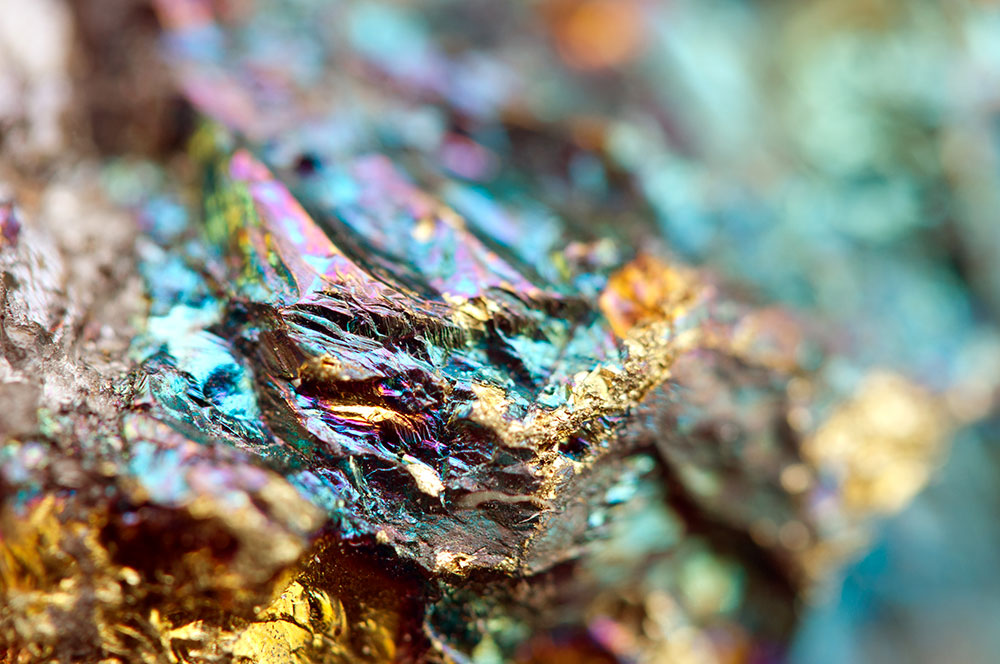 Bornite brute bronze doré iridescence irisée - histoire minière antique égyptienne sumérienne péruvienne