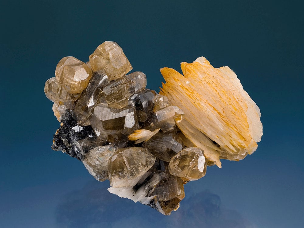 Cérusite cristallisée en formes géométriques blanches ou jaunes — histoire antique du carbonate de plomb, minéral cosmétique égyptien et romain