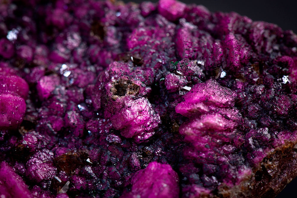 Cobaltocalcite brut rose magenta intenses cristaux — histoire minéralogique depuis 1910 et gisements du Congo