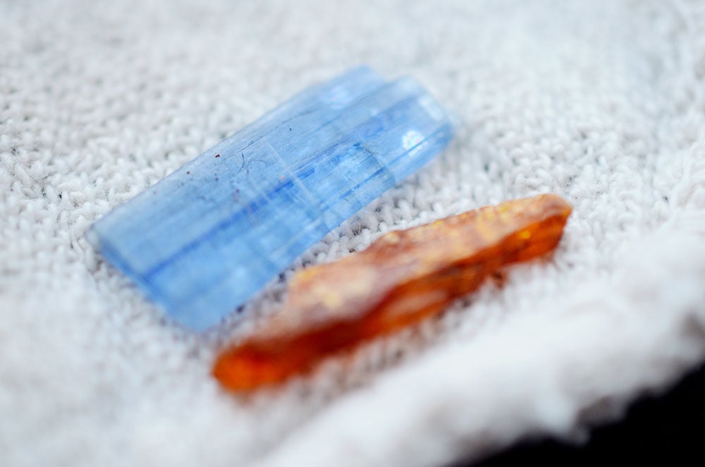 Cristal naturel de cyanite orange brut de Tanzanie - histoire et découverte minéralogique récente