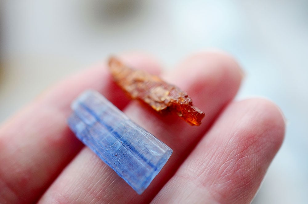 Cyanite orange naturelle cristal transparent de Tanzanie - composition Al₂SiO₅ et traces de manganèse