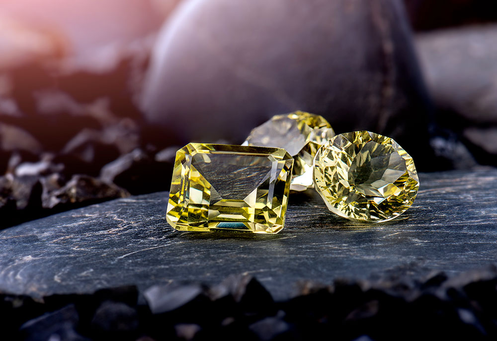 Diamant jonquille brut d'Afrique du Sud - gisements Botswana Russie Australie, composition carbone pur