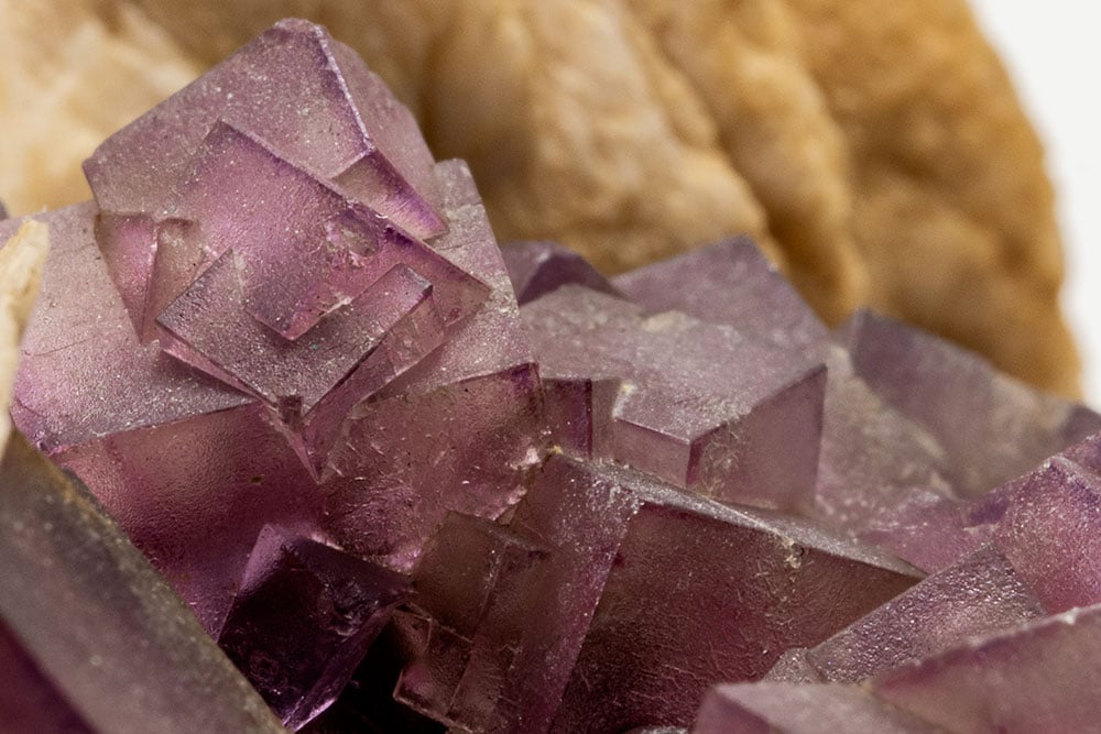 Fluorite violette brute cristalline - histoire minéralogique et propriétés fluorescentes
